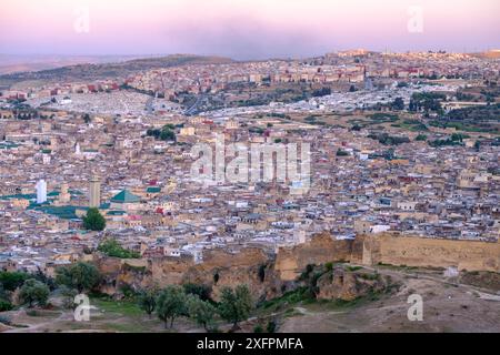 Panoramablick auf die Stadt von den Merinidengräbern, Fès, marokko Stockfoto