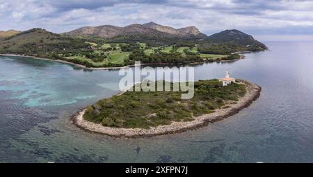 Strand und Insel Alcanada, Club de Golf Alcanada, Alcudia, Mallorca, Balearen, Spanien Stockfoto