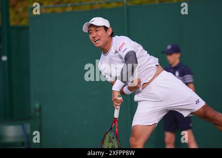 LONDON, ENGLAND - 4. JULI: Yoshihito Nishioka aus Japan spielt am 4. Juli 2024 im All England Lawn Tennis and Croquet Club am 4. Juli 2024 in London einen Schuss in der zweiten Runde der Männer Singles gegen Giovanni Mpetshi Perricard aus Frankreich Stockfoto