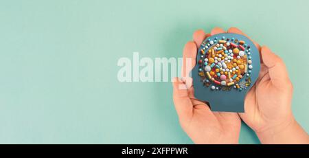 Pillen mit Medizin, sucht zu Nahrungsergänzungsmitteln und Überdosis, Medikamentenverordnung, Apotheke Tabletten, Gesundheit und Behandlung Stockfoto