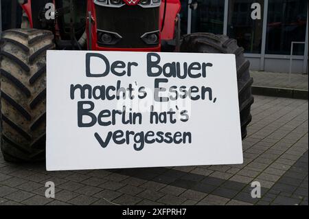 Bauernprotest, verurteilen Regierungsplan zur Abschaffung von Steuerbefreiungen für landwirtschaftliche Dieselkraftstoffe und Fahrzeuge, Demonstration mit Traktoren in der Stadt Stockfoto