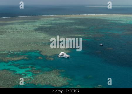 Antennen der Riffe des Great Barrier Reef zeigen das touristische Tagesboot Evolution, Great Barrier Reef, Queensland, Australien Oktober 2016. Stockfoto