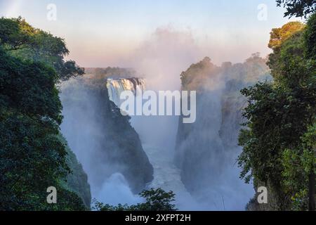 Victoria Falls die zweite Schlucht auf dem Fluss fällt in die Victoria Wasserfälle im Winter, während sie viel Wasser transportieren Stockfoto