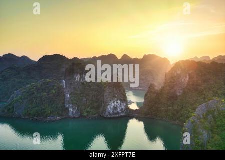 Traumhafter Sonnenuntergang zwischen den Felsen der TU Long/Ha Long Bay Stockfoto