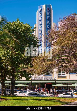 Blick auf den Ocean Drive im historischen Art déco-Viertel South Beach Miami mit dem berühmten Breakwater Stockfoto