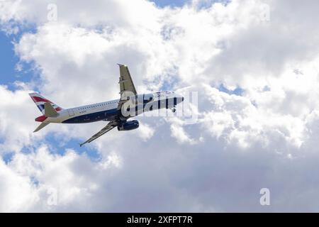 Airbus A320-200 von British Airways, Registrierung G-EUYD startet am internationalen Flughafen Heathrow Stockfoto