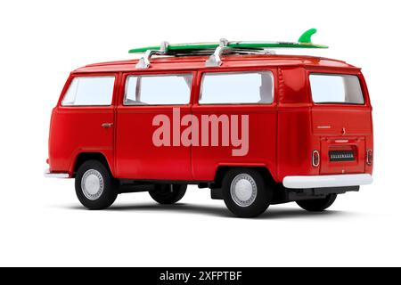 Izmir, Türkei - 4. Juni 2024: Rückansicht eines roten Volkswagen Camper 1971 Modellspielzeugautos mit Surfbrett auf dem Dach, fotografiert auf einem weißen Hintergras Stockfoto