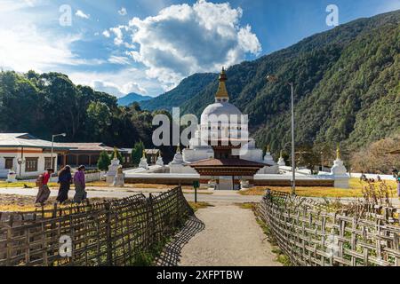 Chorten Kora in Trashiyangtse, Ost-Bhutan. Chorten Kora ist eine wichtige Stupa neben dem Kulong Chu Fluss in Trashiyangtse Stockfoto