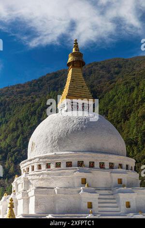 Chorten Kora in Trashiyangtse, Ost-Bhutan. Chorten Kora ist eine wichtige Stupa neben dem Kulong Chu Fluss in Trashiyangtse Stockfoto