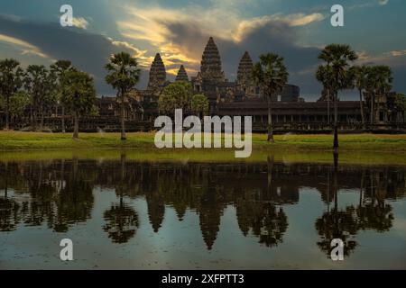 Wunderschöner Sonnenaufgang mit farbenfrohem Himmel in Angkor Wat Temple City, einer Weltkulturerbestätte, einem Tempelkomplex in Siem Reap, Kambodscha, der größten religiösen Stätte Stockfoto