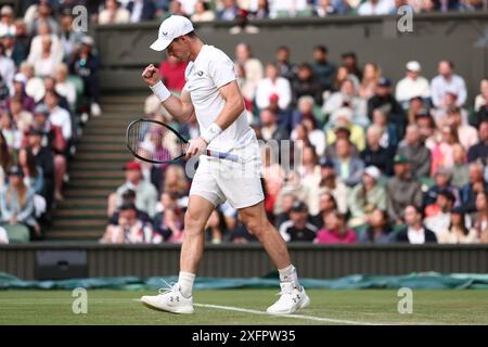 London, Großbritannien. Juli 2024. Juli 2024; All England Lawn Tennis and Croquet Club, London, England; Wimbledon Tennis Tournament, Tag 4; Andy Murray (GBR) spielte während seines Doppel-Matches mit Bruder Jamie gegen John Peers und rinky Hijikata Credit: Action Plus Sports Images/Alamy Live News Stockfoto