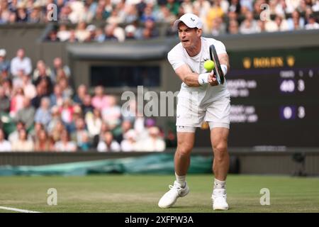 London, Großbritannien. Juli 2024. Juli 2024; All England Lawn Tennis and Croquet Club, London, England; Wimbledon Tennis Tournament, Tag 4; Andy Murray (GBR) in Aktion während seines Doppel-Matches mit Bruder Jamie gegen John Peers und rinky Hijikata Credit: Action Plus Sports Images/Alamy Live News Stockfoto