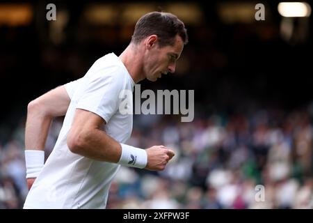 London, Großbritannien. Juli 2024. Juli 2024; All England Lawn Tennis and Croquet Club, London, England; Wimbledon Tennis Tournament, Tag 4; Andy Murray (GBR) während seines Doppelspiels mit Bruder Jamie gegen John Peers und rinky Hijikata Credit: Action Plus Sports Images/Alamy Live News Stockfoto