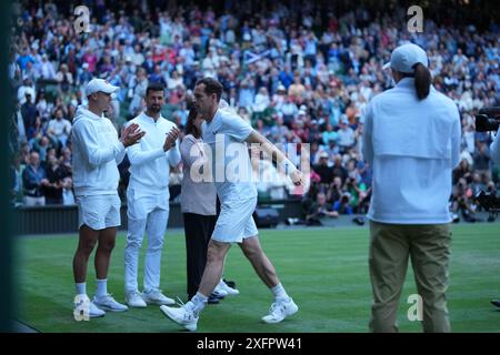 LONDON, ENGLAND - 4. JULI: Andy Murray aus Großbritannien spielt in seinem letzten Spiel in Wimbledon mit Jamie Murray aus Großbritannien gegen Rinky Hijikata und John Peers aus Australien im Gentlemen's Doubles First Round Match am vierten Tag der Meisterschaft Wimbledon 2024 im All England Lawn Tennis and Croquet Club On 4. Juli 2024 in London, England. Quelle: MB Media Solutions/Alamy Live News Stockfoto