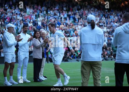 LONDON, ENGLAND - 4. JULI: Andy Murray aus Großbritannien spielt in seinem letzten Spiel in Wimbledon mit Jamie Murray aus Großbritannien gegen Rinky Hijikata und John Peers aus Australien im Gentlemen's Doubles First Round Match am vierten Tag der Meisterschaft Wimbledon 2024 im All England Lawn Tennis and Croquet Club On 4. Juli 2024 in London, England. Quelle: MB Media Solutions/Alamy Live News Stockfoto