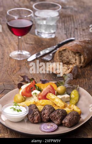 Cevapcici auf einer Platte mit Spänen Stockfoto