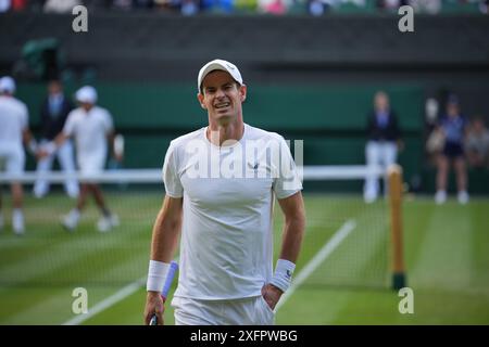 LONDON, ENGLAND - 4. JULI: Andy Murray aus Großbritannien spielt in seinem letzten Spiel in Wimbledon mit Jamie Murray aus Großbritannien gegen Rinky Hijikata und John Peers aus Australien im Gentlemen's Doubles First Round Match am vierten Tag der Meisterschaft Wimbledon 2024 im All England Lawn Tennis and Croquet Club On 4. Juli 2024 in London, England. Quelle: MB Media Solutions/Alamy Live News Stockfoto