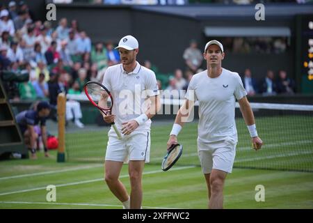 LONDON, ENGLAND - 4. JULI: Andy Murray aus Großbritannien spielt in seinem letzten Spiel in Wimbledon mit Jamie Murray aus Großbritannien gegen Rinky Hijikata und John Peers aus Australien im Gentlemen's Doubles First Round Match am vierten Tag der Meisterschaft Wimbledon 2024 im All England Lawn Tennis and Croquet Club On 4. Juli 2024 in London, England. Quelle: MB Media Solutions/Alamy Live News Stockfoto