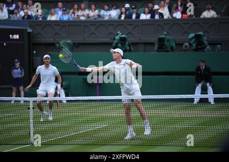 LONDON, ENGLAND - 4. JULI: Andy Murray aus Großbritannien spielt in seinem letzten Spiel in Wimbledon mit Jamie Murray aus Großbritannien gegen Rinky Hijikata und John Peers aus Australien im Gentlemen's Doubles First Round Match am vierten Tag der Meisterschaft Wimbledon 2024 im All England Lawn Tennis and Croquet Club On 4. Juli 2024 in London, England. Quelle: MB Media Solutions/Alamy Live News Stockfoto