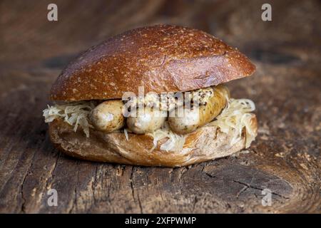 Gegrillte Nürnberger Würstchen in einem Brötchen Stockfoto