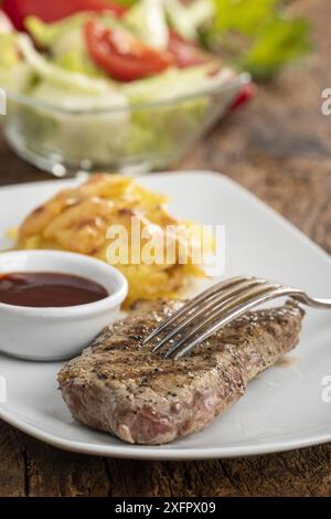 Steak auf einem Teller mit Kartoffelgratin Stockfoto