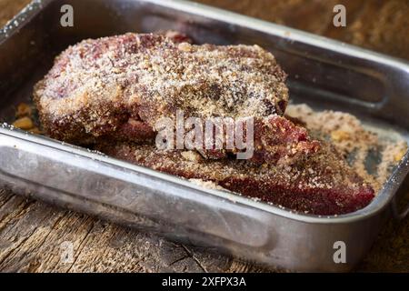 Rohes Fleisch in einer Marinade Stockfoto