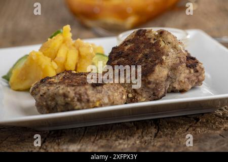 Bayerische Fleischbällchen mit Kartoffelsalat Stockfoto