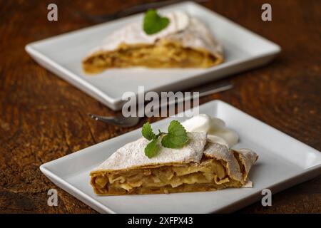 Österreichischer Apfelstrudel auf weißen Tellern Stockfoto