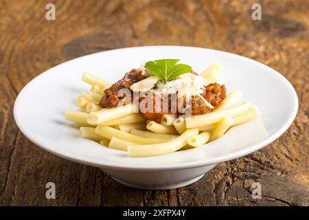 Maccheroni-Nudeln mit Bolognaise-Sauce Stockfoto