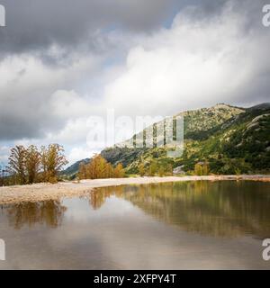 Nach starkem Regen spiegelte sich der Berg in großen Pfützen Cetinje Montenegro Stockfoto