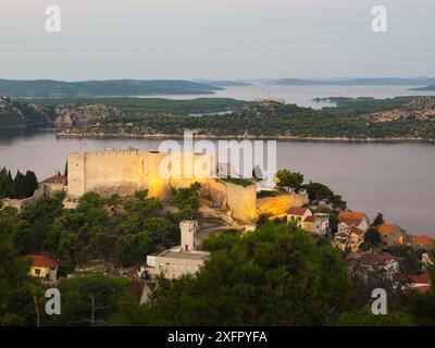 Beleuchtete St. Michael's Festung und Stadtgebäude in der Abenddämmerung, Sibenik, Sibenik-Knin, Kroatien Stockfoto