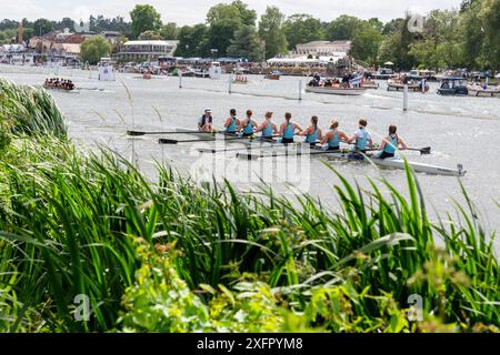 Henley Royal Regatta 2024 The Island Challenge Cup - Edinburgh University 'B' rudert bis zur Startlinie auf Temple Island und dann geht es weiter zu Algemene Amsterdamsche Studenten Roeivereniging Skøll, Niederlande Credit Gary Blake /Alamy Live Stockfoto