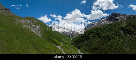 Hochtal bei Rifugio Scarfiotti, hinter Wasserfall und Col du Sommeiller, Drohnenschuss, Bardonecchia, Piemont, Italien Stockfoto