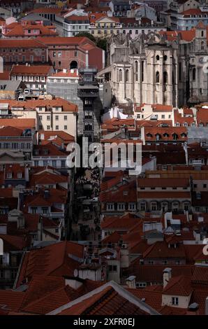 Blick vom Castelo de Sao Jorge in die Altstadt, Aufzug Elevador de Santa Justa, Museum Arqueologico do Carmo in Kirchenruinen, Stadtblick, Lissabon Stockfoto