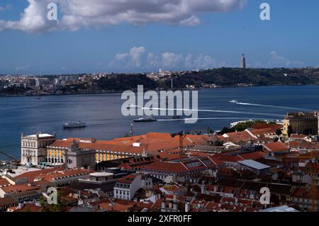 Blick von Castelo de Sao Jorge in die Altstadt, Blick auf die Stadt, Fluss Rio Tejo mit Fähren, Fähren, Statue Christi, Santuario de Cristo Rei, Lissabon Stockfoto