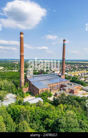 Luftaufnahme, Drohnenfoto: Industriedenkmal stillgelegtes Braunkohlekraftwerk Plessa mit zwei Schornsteinen, im Hintergrund die Gemeinde Stockfoto