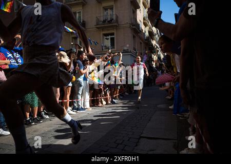 Madrid, Spanien. Juli 2024. Die Teilnehmer laufen während des Heel Race in der Pelayo Street mit High Heels. Im LGTBIQ-Viertel Chueca fand die 25. Auflage des Heel Race statt, ein sportlich-festlicher Test, bei dem die Teilnehmer mit bis zu 15 Zentimeter hohen Heels laufen müssen. Quelle: SOPA Images Limited/Alamy Live News Stockfoto