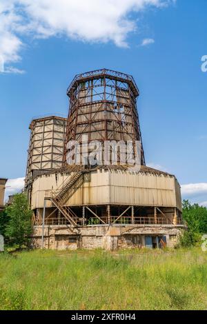 Baufällige Kühltürme im Industriedenkmal des stillgelegten Braunkohlekraftwerks Plessa, Plessa, Lausitz, Brandenburg Stockfoto