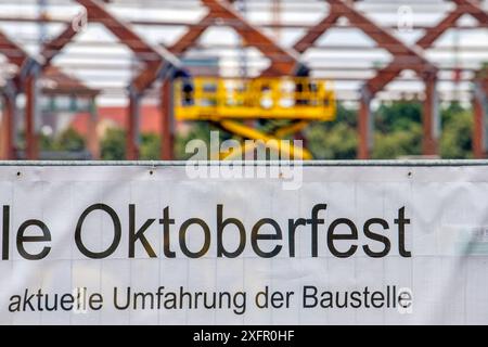 Aufbau Oktoberfest 2024, die Theresienwiese ist eine riesige Baustelle, München, Juli 2024 Deutschland, München, Juli 2024, Aufbau Oktoberfest, die Theresienwiese ist mit einem Bauzaun abgesperrt, dahinter ein Bierzelt im Rohbau, noch mehr als zwei Monate bis zum Beginn der Wiesn 2024, Sommer, Bayern, bayerisch, *** Bau Oktoberfest 2024, die Theresienwiese ist eine riesige Baustelle, München, Juli 2024 Deutschland, München, Juli 2024, Bau Oktoberfest, die Theresienwiese ist mit einem Bauzaun abgesperrt, dahinter ein Bierzelt in der Schale, noch mehr als zwei Monate bis Stockfoto