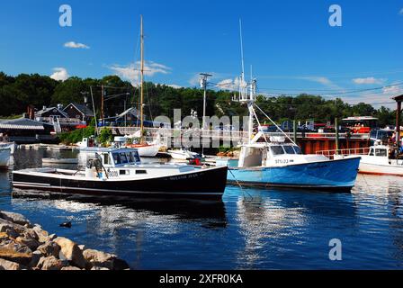 In Perkins Cove, Ogunquit, Maine, liegen Fischfang- und Hummerboote vor Stockfoto