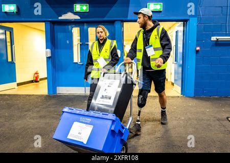 Edinburgh, Vereinigtes Königreich. 4. Juli 2024 im Bild: Die ersten Wahlurnen kommen bei der Stimmenzählung in Edinburgh für die Parlamentswahlen des Vereinigten Königreichs an. Die Zahl der fünf Wahlkreise in Edinburgh für die Parlamentswahlen 2024 findet im Royal Highland Centre am Stadtrand von Edinburgh statt. Quelle: Rich Dyson/Alamy Live News Stockfoto