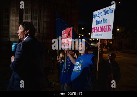London, Großbritannien. Juli 2024. Ein Mitglied der Öffentlichkeit mit einem Schild mit der Aufschrift „Bye Bye Tories Time for Change“. Laut der Austrittsumfrage steuert Labour bei den britischen Parlamentswahlen auf einen Erdrutschsieg zu. Quelle: David Tramontan / Alamy Live News Stockfoto
