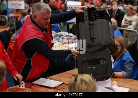 Im Titanic Exhibition Centre in Belfast wird während der Wahl 2024 eine Wahlurne geleert. Bilddatum: Donnerstag, 4. Juli 2024. Stockfoto