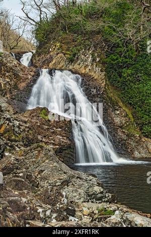 Rhaeadr Mawddach am Fluss Mawddach, im Coed y Brenin Forest, Snowdonia National Park, Nordwales, Großbritannien, April. Stockfoto