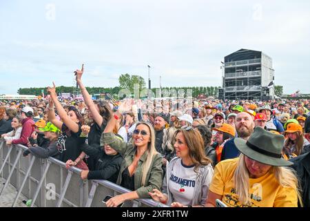 Towcester, Großbritannien. Juli 2024. Ein begeistertes Publikum bei der Donnerstagabend Launch Party während des Formel 1 Qatar Airways Grand Prix in Silverstone, Towcester, Northamptonshire, Großbritannien. Quelle: LFP/Alamy Live News Stockfoto