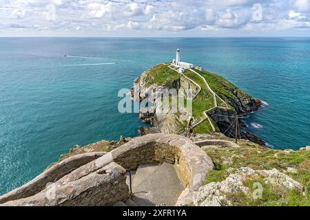 South Stack Lighthouse liegt vor Holy Island in der Nähe von Holyhead Anglesey, North Wales, Großbritannien, September. Stockfoto