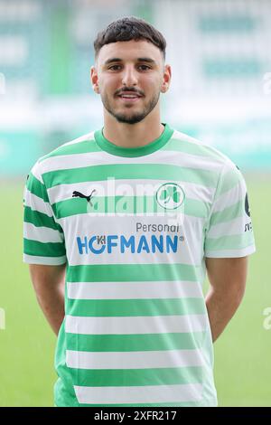 4. Juli 2024, Bayern, Fürth: Fußball: Bundesliga 2, Mediaday SpVgg Greuther Fürth, Oualid Mhamdi. Foto: Daniel Löb/dpa - WICHTIGER HINWEIS: Gemäß den Vorschriften der DFL Deutschen Fußball-Liga und des DFB Deutschen Fußball-Bundes ist es verboten, im Stadion und/oder des Spiels aufgenommene Fotografien in Form von sequenziellen Bildern und/oder videoähnlichen Fotoserien zu verwenden oder zu nutzen. Stockfoto