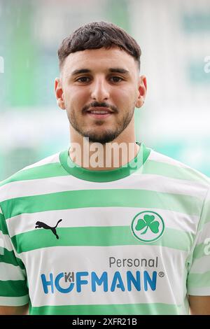 4. Juli 2024, Bayern, Fürth: Fußball: Bundesliga 2, Mediaday SpVgg Greuther Fürth, Oualid Mhamdi. Foto: Daniel Löb/dpa - WICHTIGER HINWEIS: Gemäß den Vorschriften der DFL Deutschen Fußball-Liga und des DFB Deutschen Fußball-Bundes ist es verboten, im Stadion und/oder des Spiels aufgenommene Fotografien in Form von sequenziellen Bildern und/oder videoähnlichen Fotoserien zu verwenden oder zu nutzen. Stockfoto