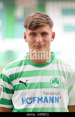 4. Juli 2024, Bayern, Fürth: Fußball: Bundesliga 2, Mediaday SpVgg Greuther Fürth, Matti Wagner. Foto: Daniel Löb/dpa - WICHTIGER HINWEIS: Gemäß den Vorschriften der DFL Deutschen Fußball-Liga und des DFB Deutschen Fußball-Bundes ist es verboten, im Stadion und/oder des Spiels aufgenommene Fotografien in Form von sequenziellen Bildern und/oder videoähnlichen Fotoserien zu verwenden oder zu nutzen. Stockfoto