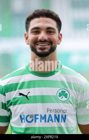 4. Juli 2024, Bayern, Fürth: Fußball: Bundesliga 2, Mediaday SpVgg Greuther Fürth, Kerim Calhanoglu. Foto: Daniel Löb/dpa - WICHTIGER HINWEIS: Gemäß den Vorschriften der DFL Deutschen Fußball-Liga und des DFB Deutschen Fußball-Bundes ist es verboten, im Stadion und/oder des Spiels aufgenommene Fotografien in Form von sequenziellen Bildern und/oder videoähnlichen Fotoserien zu verwenden oder zu nutzen. Stockfoto